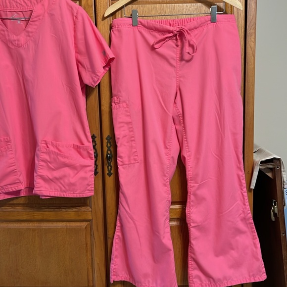 UA Butter-soft scrub set - Picture 4 of 5